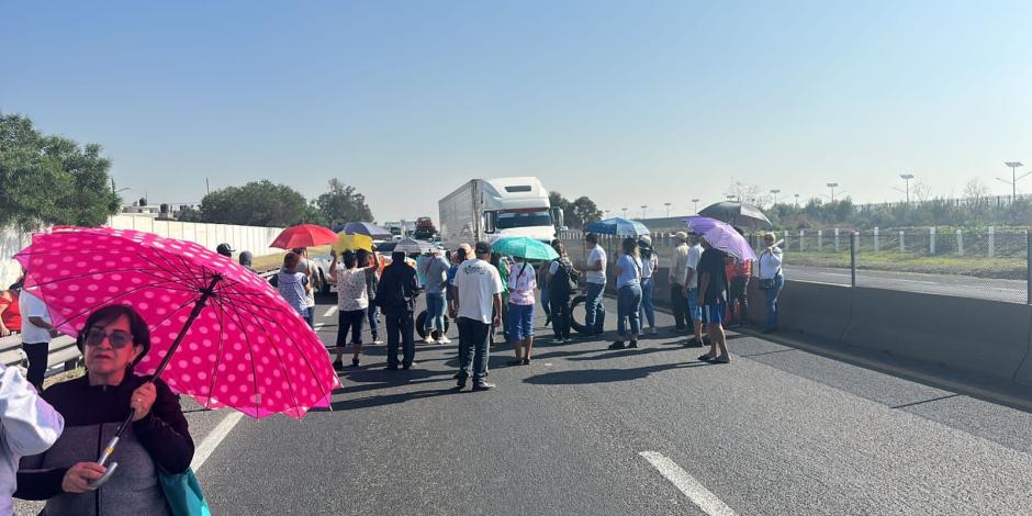 Habitantes de Ecatepec bloquean Circuito Exterior Mexiquense, a la altura del kilómetro 44, por falta de agua