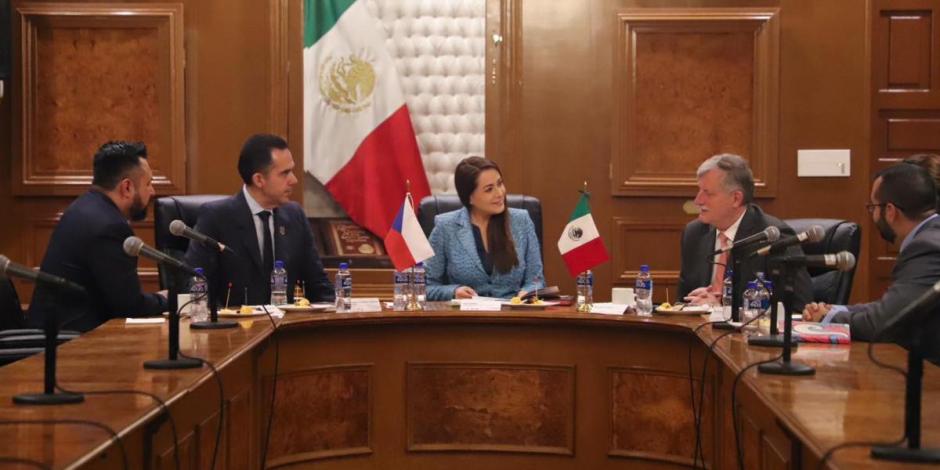 Tere Jiménez se reúne con embajador de República Checa en México.