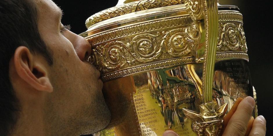 Novak Djokovic besa el trofeo en una de sus ediciones anteriores.