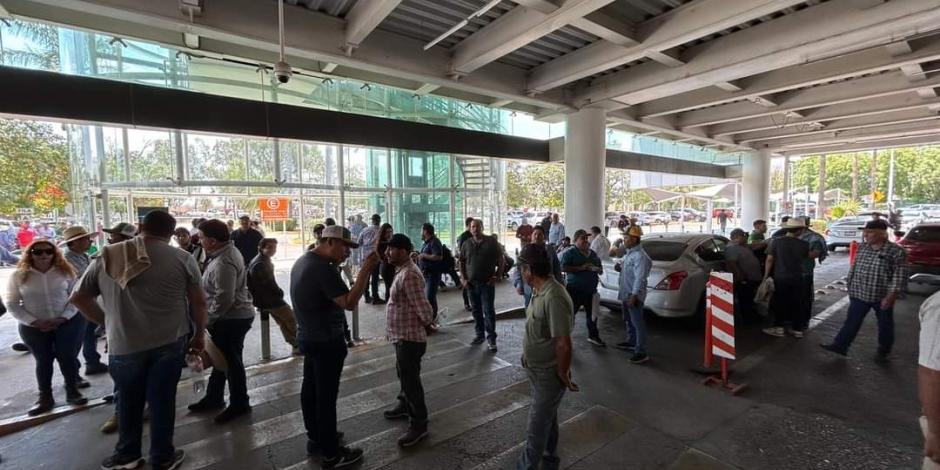 Los manifestantes permanecieron apostados en todos los accesos y en el interior del Aeropuerto Internacional de Culiacán, durante todo el día de ayer.