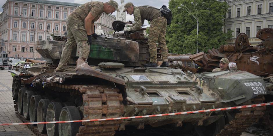 Soldados Defensores revisan las condiciones de un tanque ruso abandonado por los ocupantes.