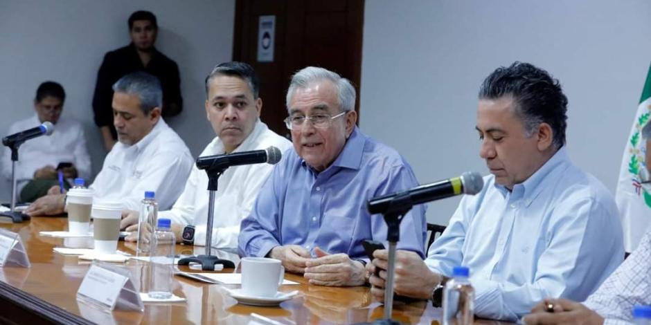 El gobernador de Sinaloa, Rubén Rocha, y los dirigentes de productores, tras la reunión sostenida ayer.