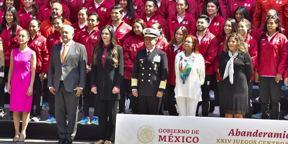 López Obrador, junto a los deportistas, ayer, en el evento.
