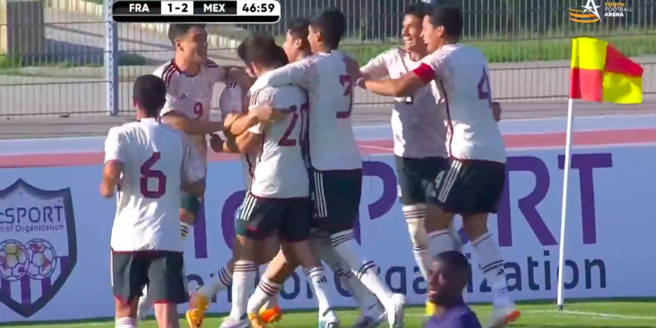 Jugadores de México Sub-23 celebran uno de sus goles ante Francia en el torneo Maurice Revello