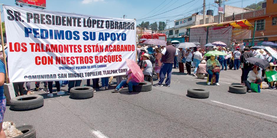 Comuneros de Topilejo cerraron ayer ambos sentidos de la vialidad México - Cuernavaca.