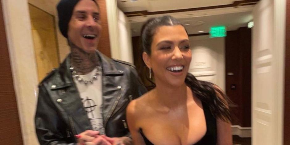 Kourtney Kardashian le revela a Travis Barker que está embarazada... con una cartulina
