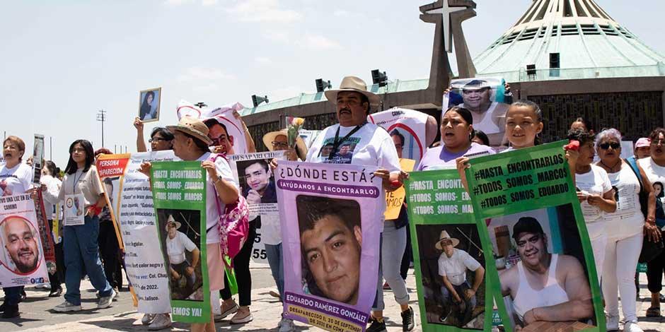 Familiares de desaparecidos marcharon en el atrio de la Basílica de Guadalupe, en donde se recordó a los padres jesuitas asesinados en Chihuahua