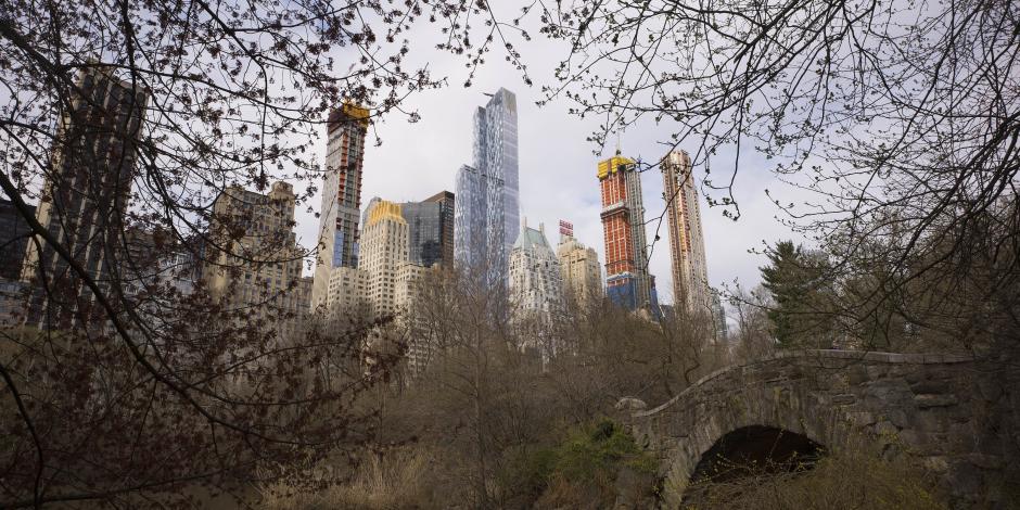 Esta imagen del 17 de abril de 2018 muestra varios rascacielos captados desde Central Park, Nueva York, donde un perro fue apuñalado este domingo