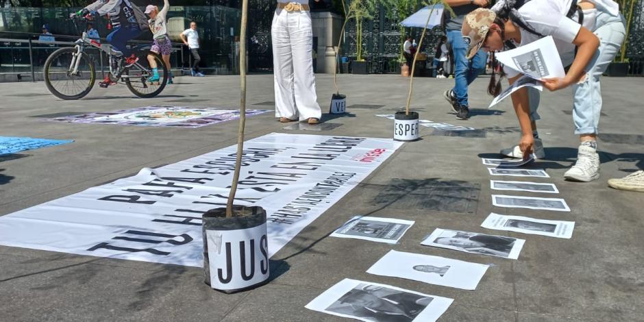 Integrantes del colectivo Buscando Vidas y Justicia por México realizaron ayer un acto en la Estela de Luz para exigir la localización de los padres desaparecidos.