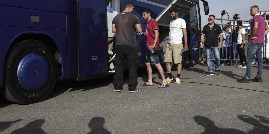 Sobrevivientes del hundimiento de un pesquero abordan un camión para trasladarlos a Atenas la semana pasada.
