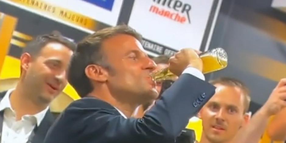 En redes sociales critican al presidente de Francia, Emmanuel Macron, por beberse una cerveza de un solo trago.