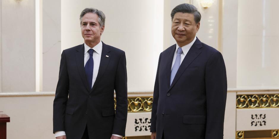 Antony Blinken (izq.), secretario de Estado de EU, posa junto al líder chino, Xi Jinping ,en el Salón del Pueblo de Beijing, ayer.