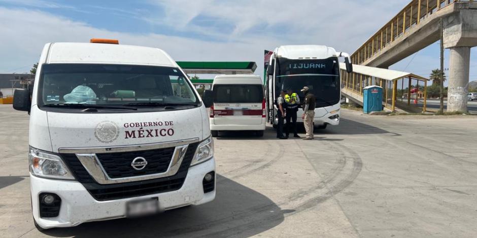 Migración y Guardia Nacional intercepta autobuses con 130 migrantes a bordo en Sonora.