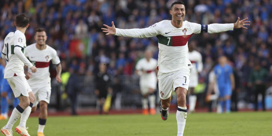 Cristiano Ronaldo celebra su gol en el partido 200 con Portugal.