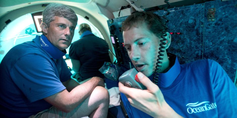 El piloto Randy Holt (d) y Stockton Rush (i), CEO y cofundador de OceanGate, en un sumergible cerca de Fort Lauderdale, Florida, el 28 de junio de 2013