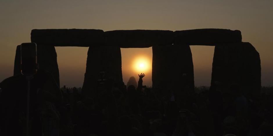 Una curiosa alianza de druidas, paganos, hippies, vecinos, turistas y brujas y magos disfrazados se reúne en torno a un círculo de piedra prehistórico en una llanura en el sur de Inglaterra para expresar su devoción al sol, o para un poco de diversión.
