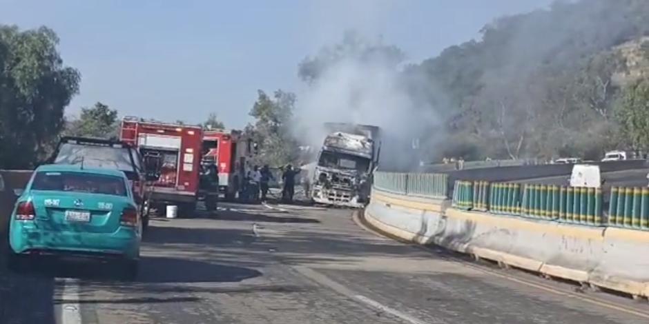 VIDEO. Incendio de tráiler en la México-Cuernavaca paraliza la circulación