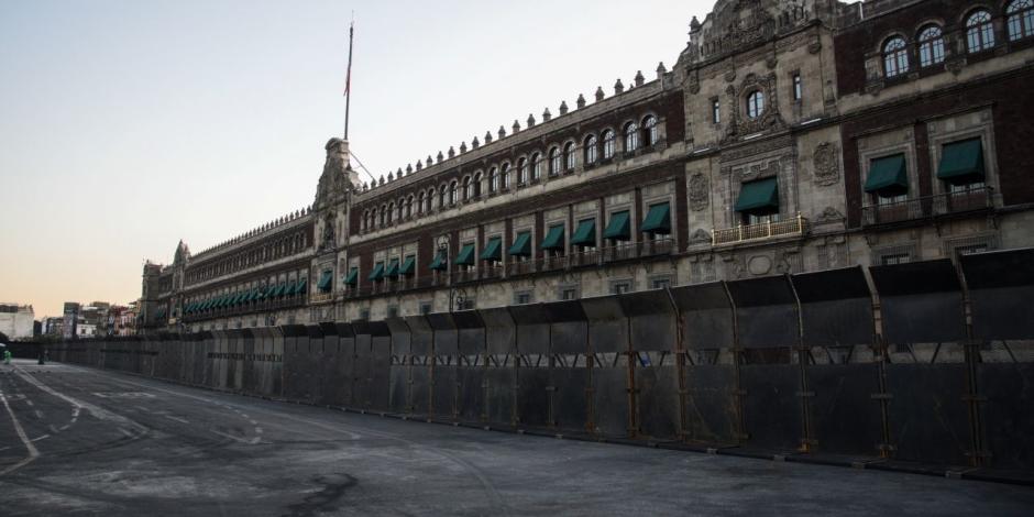 Retiran vallas metálicas de Palacio Nacional tras plantón de la CNTE.