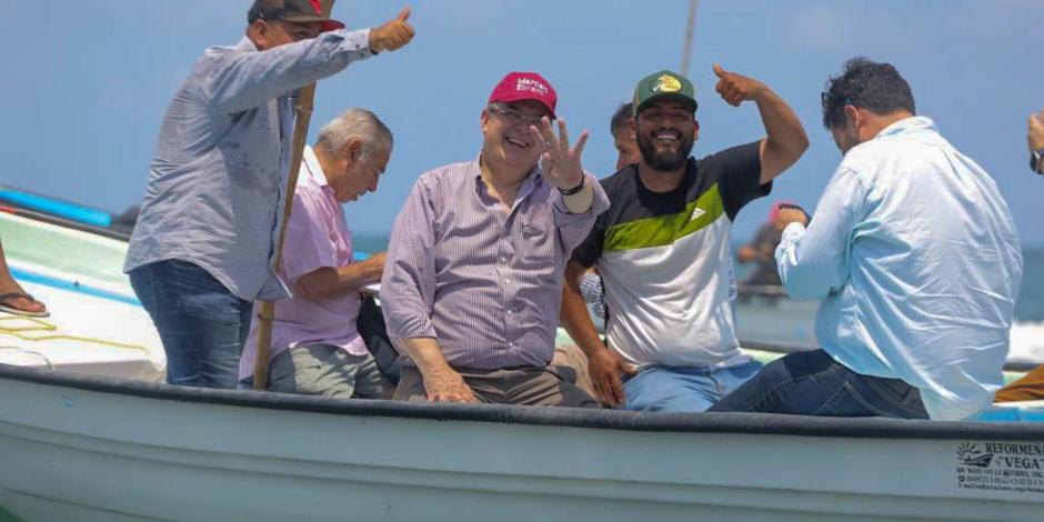 El exfuncionario federal sostuvo un encuentro con cooperativas de pescadores del municipio de Mazatlán.
