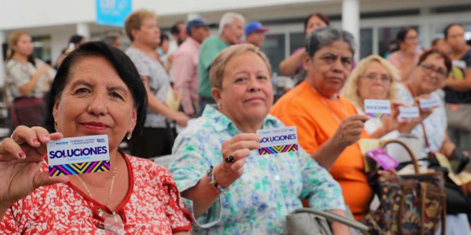 En Aguascalientes, Tere Jiménez entrega a adultos mayores la Tarjeta Soluciones.