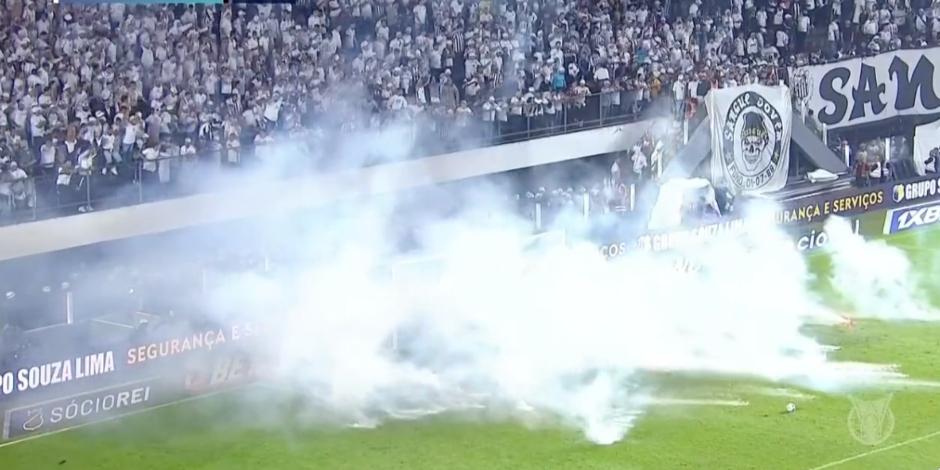 Aficionados lanzaron bengalas y cohetes en los últimos minutos del partido entre Santos y Corinthians.