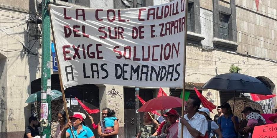 Integrantes de la organización Antorcha Popular realizaron ayer una marcha hacia el Palacio de Gobierno, en Cuernavaca.