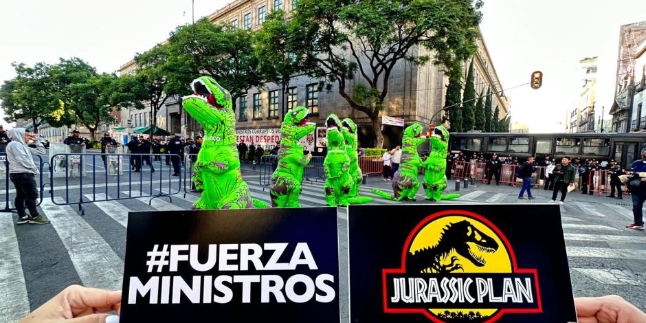 Un grupo de dinosaurios protesta frente a la Suprema corte de Justicia de la Nación para dar fuerza a los ministros que podrían declarar inconstitucional este jueves el Plan B de la Reforma Electoral.
