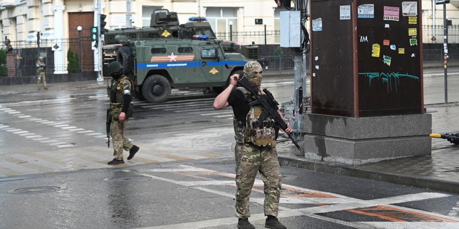 Combatientes del grupo mercenario privado de Wagner están desplegados en una calle cerca de la sede del Distrito Militar del Sur en la ciudad de Rostov-on-Don, Rusia, el 24 de junio de 2023.