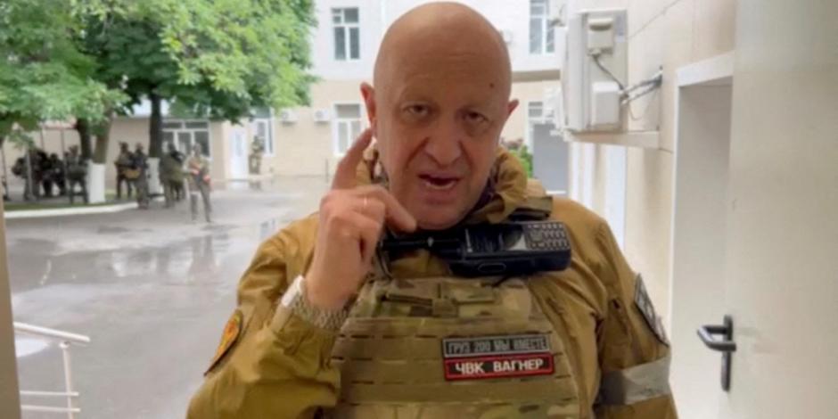El fundador del grupo de mercenarios privados de Wagner, Yevgeny Prigozhin, habla dentro de la sede del centro de comando militar del ejército del sur de Rusia, que está bajo el control de Wagner PMC, según él, en la ciudad de Rostov-on-Don, Rusia en esta imagen fija tomada de un video publicado el 24 de junio de 2023.