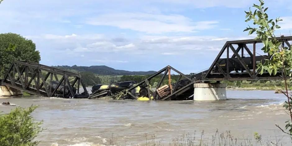 Varios vagones de un tren de carga están semisumergidos en el río Yellowstone tras el derrumbe de un puente cerca de Columbus, Montana.