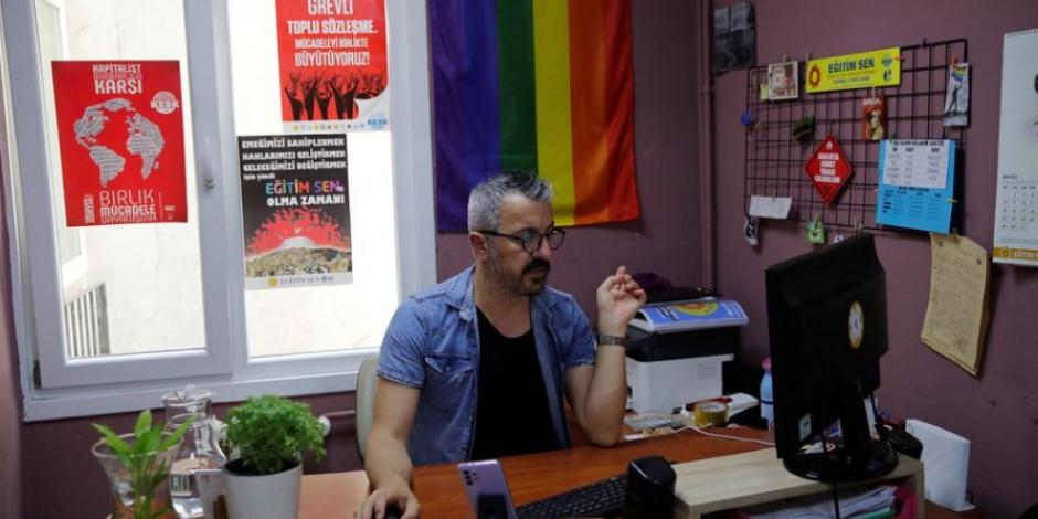 El activista por los derechos LGBT Cuneyt Yilmaz trabaja en una oficina antes de una entrevista.