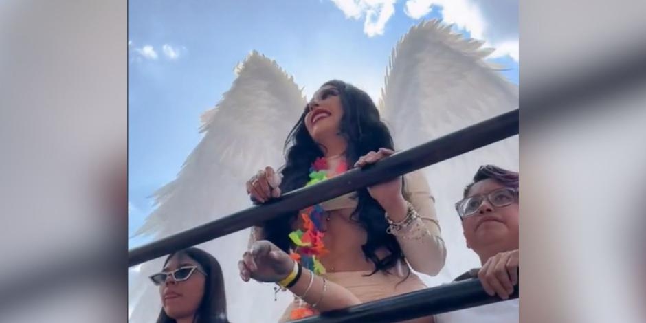 Bellakath portaba un conjunto color nude, unas alas de ángel y un collar de flores con los colores de la bandera LGBT+.