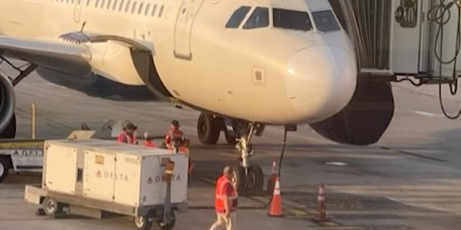 Un empleado aeroportuario murió luego de ser succionado por el motor de un avión.