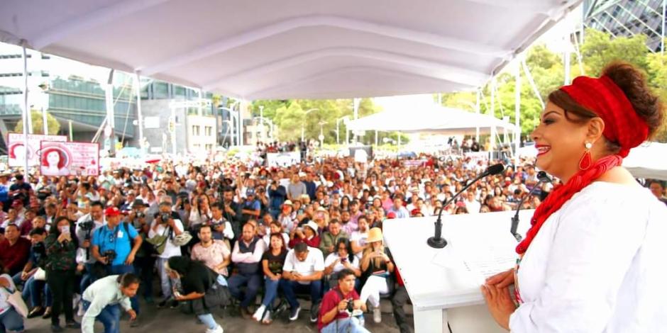 La alcaldesa de Iztapalapa, Clara Brugada, durante el evento masivo que encabezó ayer en la Puerta de los Leones del Bosque de Chapultepec, en la Miguel Hidalgo.