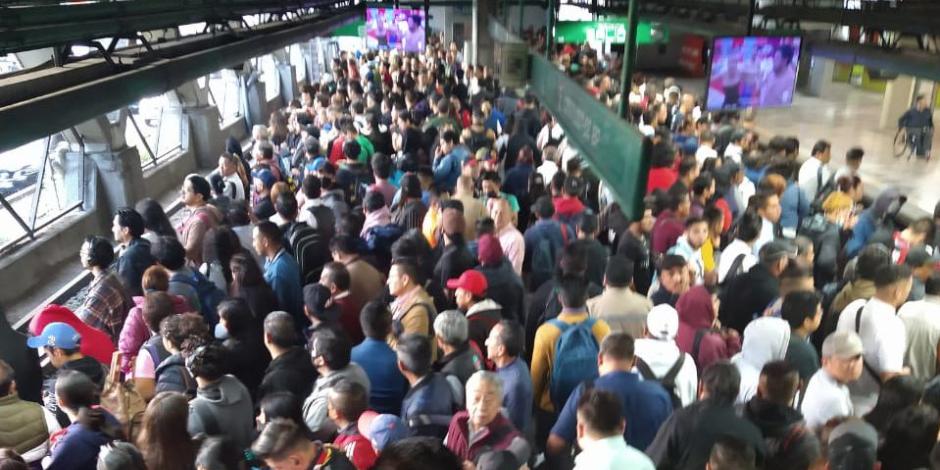 Metro CDMX inició con retrasos y aglomeraciones en rutas como la Línea 8, en foto.