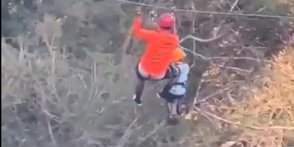 Menor de seis años cae de tirolesa de 12 metros de altura en Parque Fundidora de Nuevo León; salió ileso.