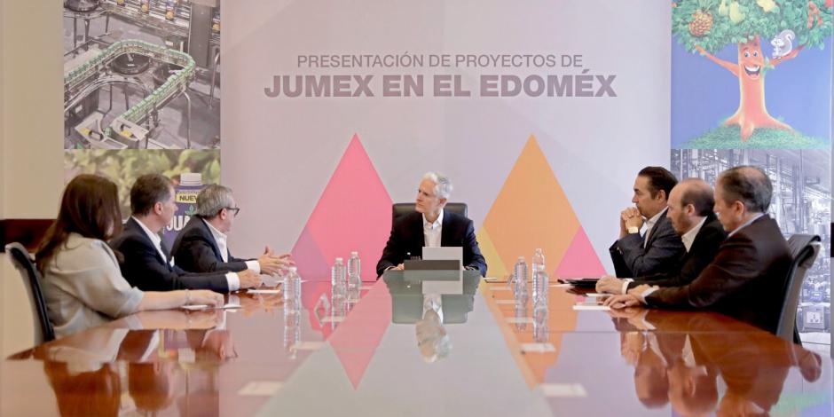 Alfredo Del Mazo (centro) durante la presentación de proyectos de Grupo Jumex para el Estado de México.