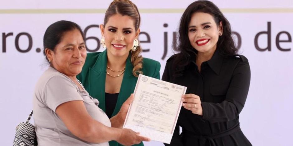 Evelyn Salgado entrega títulos de propiedad a 247 familias en Guerrero.
