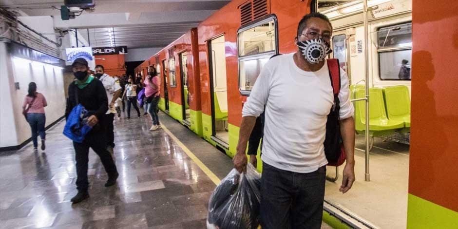 La imagen de archivo muestra a un usuario del Sistema de Transporte Colectivo Metro en el andén