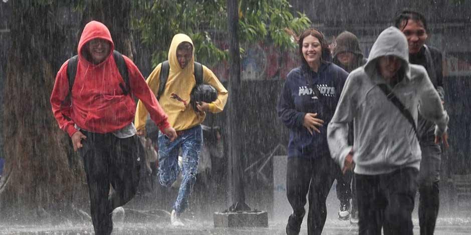 Capitalinos se cubren de la fuertes lluvias en la alcaldía Cuauhtémoc