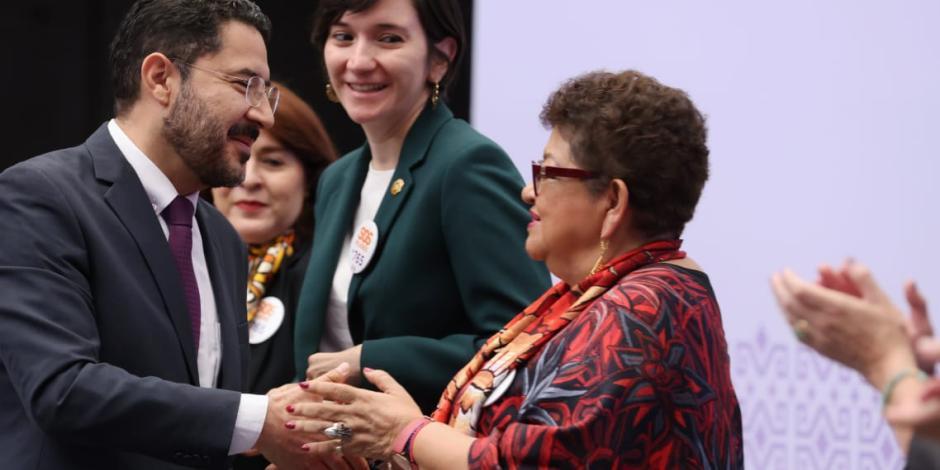 El Jefe de Gobierno, Martí Batres, y la fiscal capitalina, Ernestina Godoy, se saludan al término de la presentación del Informe de Resultados sobre Violencia de Género.