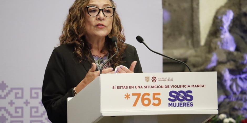 La secretaria de las Mujeres del Gobierno capitalino, Ingrid Gómez Saracíbar, en conferencia de prensa.