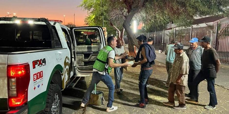 Durante la noche de ayer, autoridades de Protección Civil de Sonora repartieron agua y comida a personas en situación de calle en la ciudad de Hermosillo.