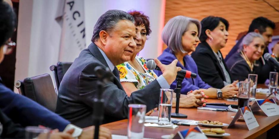 Julio Menchaca afianza relación con empresarios nacionales.