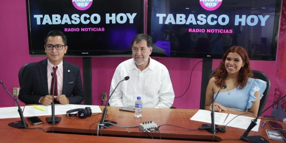Gerardo Fernández Noroña (centro) en una entrevista radiofónica en Tabasco, ayer.