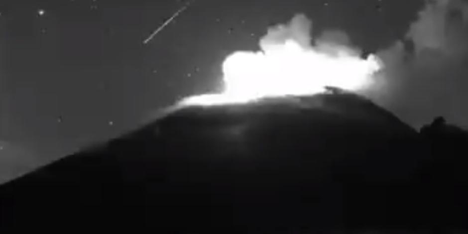 VIDEO. Captan paso de estrella fugaz en volcán Popocatépetl; registra una explosión durante la madrugada de este miércoles 28 de junio.