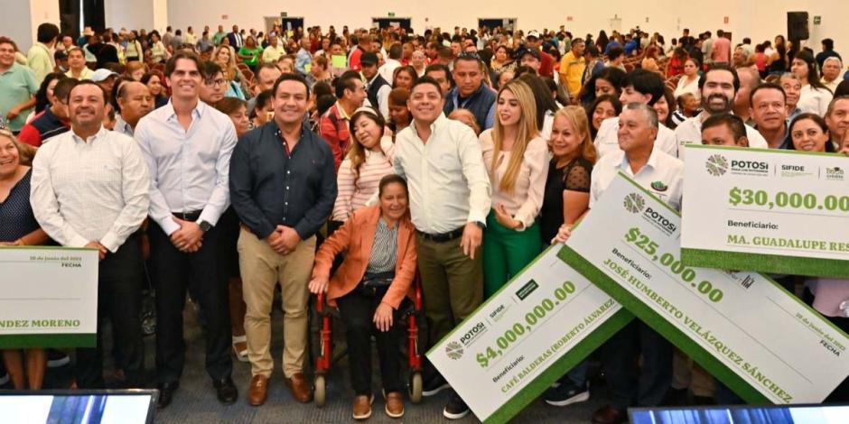 Ricardo Gallardo entrega créditos a emprendedoras y empresarias de San Luis Potosí.