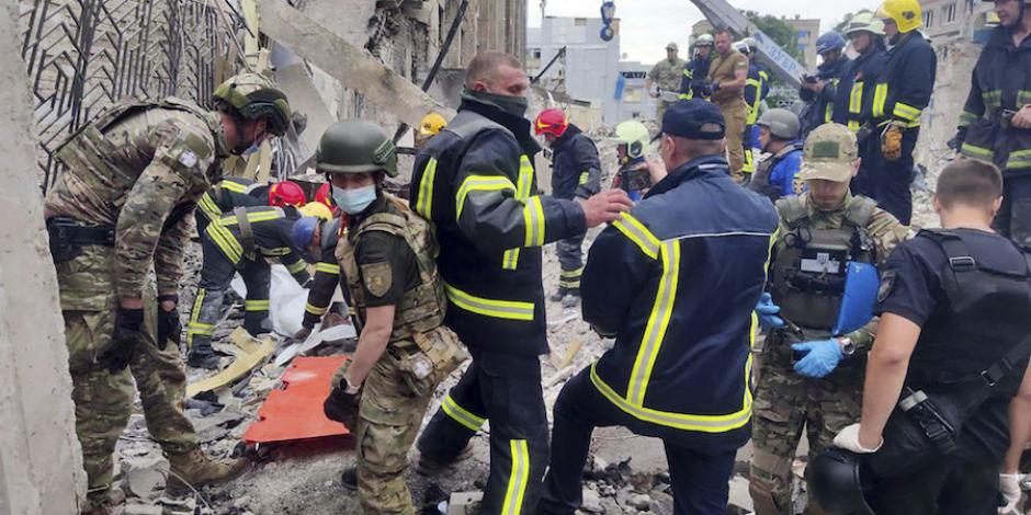 Servicios de emergencia continúan las labores de rescate en una zona civil bombardeada por el invasor, ayer.