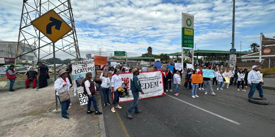 Maestros bloquean la carretera Texcoco-Lechería a la altura de la Central de Abasto de Ecatepec.