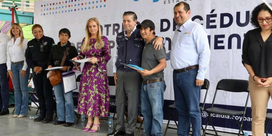 Giovani Gutiérrez entrega 120 cédulas de empadronamiento a locatarios de mercados.